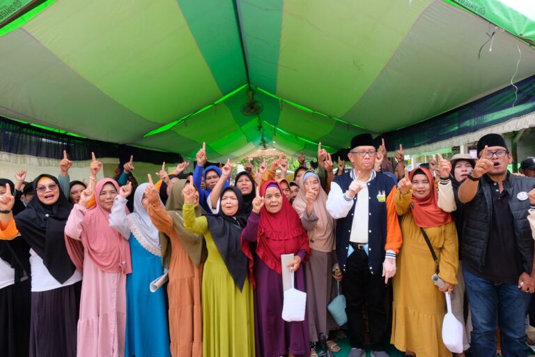 Foto: Sutarmidji dan Fahrur Rofi Gaungkan Komitmen Pembangunan di Sambas, Janji Wujudkan Jalan Lingkar | Pifa Net