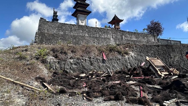 Foto: Pura Puseh Nusa Penida Terbakar, Diduga Akibat Bakar Sampah | Pifa Net