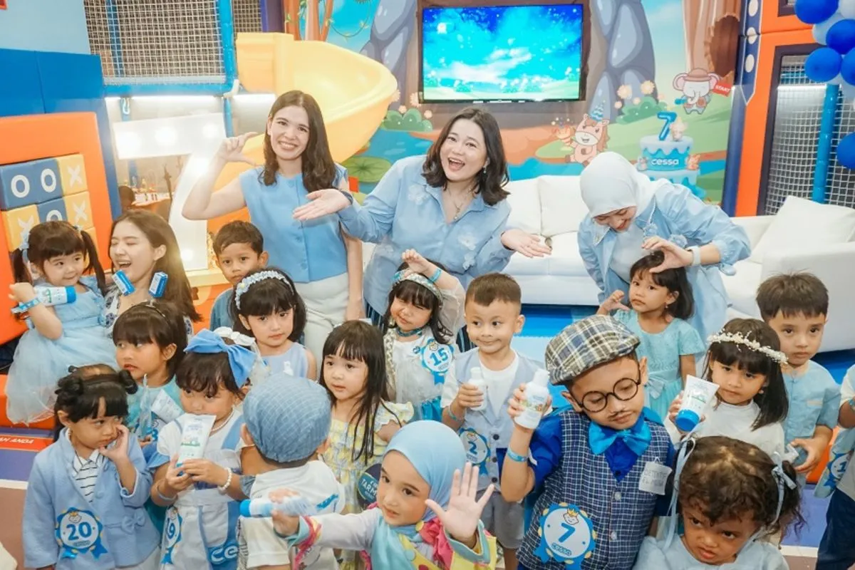 Olivia Allan Sumargo berfoto bersama anak-anak kecil. (HO-Hypefast)