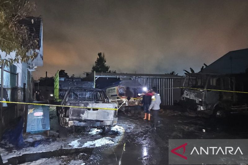 Foto: Gudang Minyak di Kota Jambi Ludes Terbakar, Polisi Selidiki Penyebabnya | Pifa Net