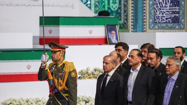 Foto: PM Pakistan dan Menlu Afghanistan Hadiri Penghormatan Terakhir untuk Ali Khamenei di Teheran | Pifa Net