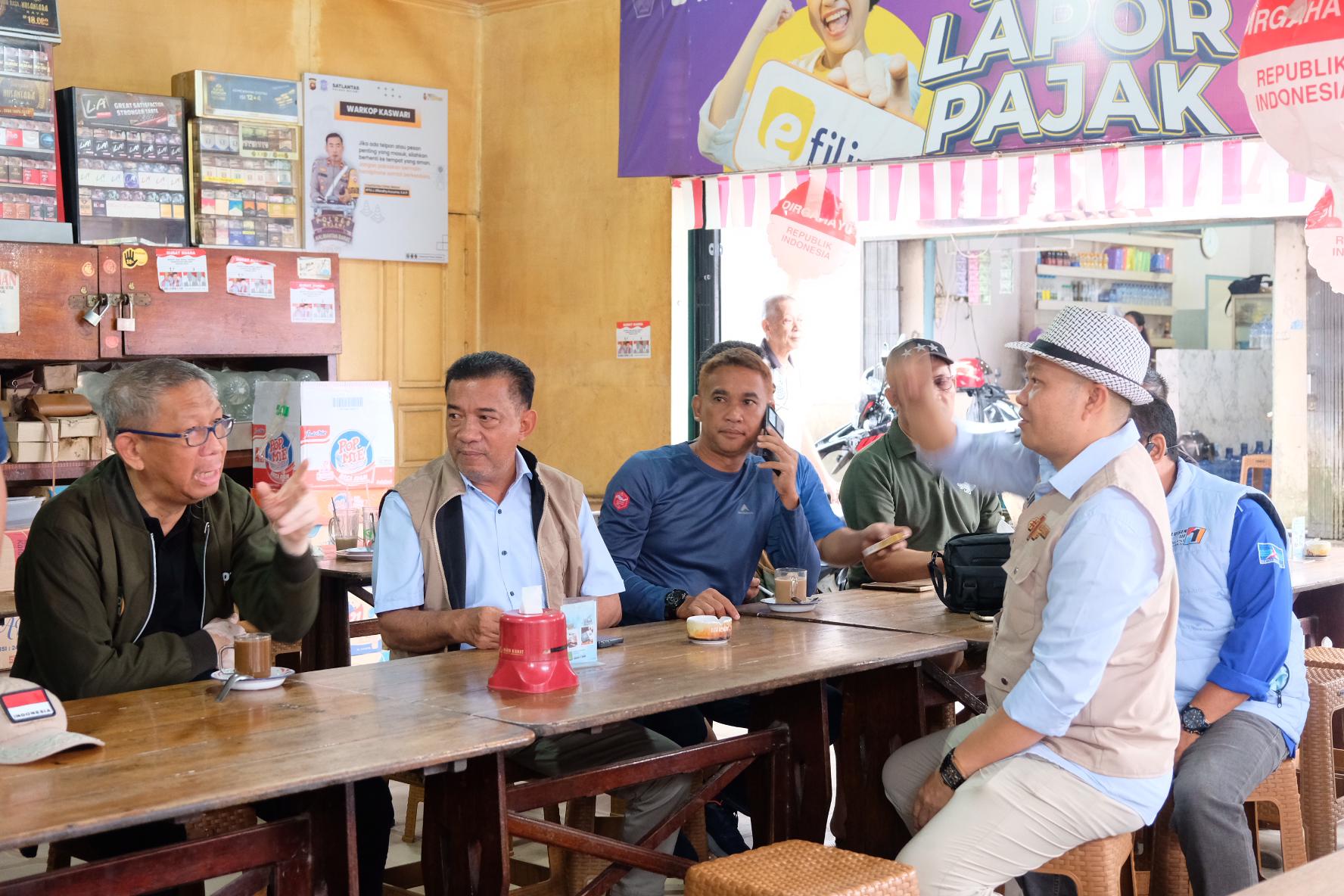 Foto: Nikmati Suasana Pagi di Melawi, Midji Ngopi Bareng Warga | Pifa Net