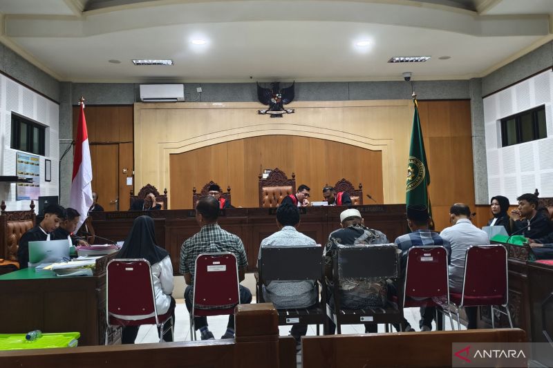 Foto: 3 Terdakwa Kasus Korupsi Laptop Chromebook di Lombok Timur Dituntut 8 Tahun Penjara | Pifa Net