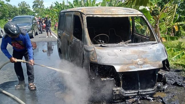 Foto: Mobil Kas Bank BUMN Terbakar di Polman, Rp 4,6 Miliar Uang Tunai Ludes | Pifa Net