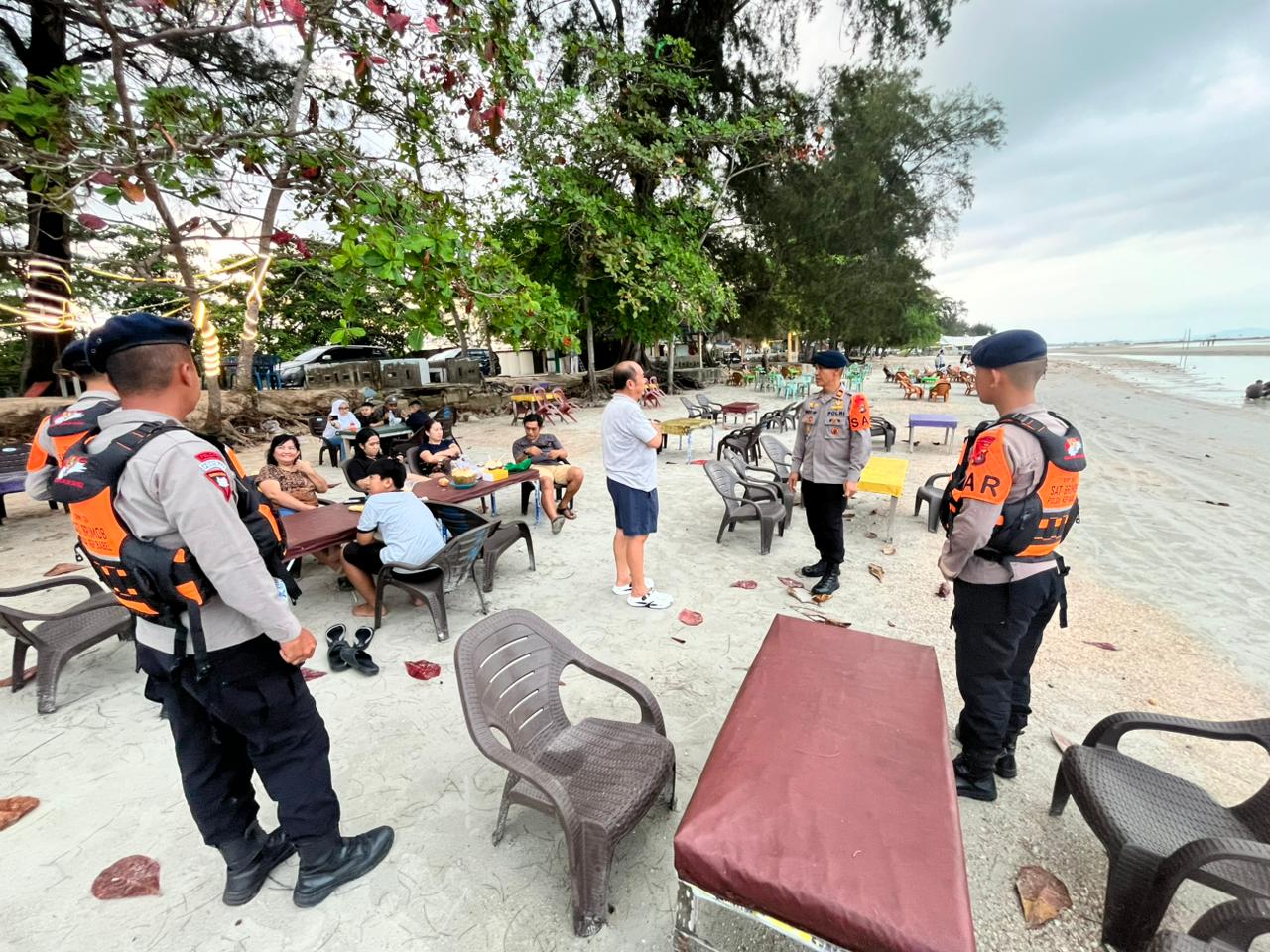 Foto: Polda Babel Kerahkan Ratusan Personel Amankan Objek Wisata Saat Libur Lebaran 2026 | Pifa Net