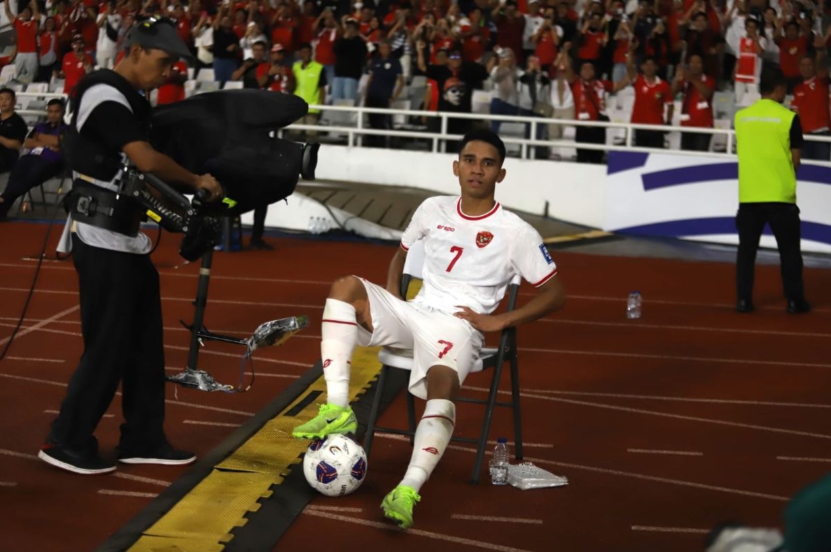 Selebrasi Marselino Ferdinan duduk di kursi setelah mencetak gol keduanya ke gawang Arab Saudi di Kualifikasi Piala Dunia 2026. (MPI/Isra Triansyah)