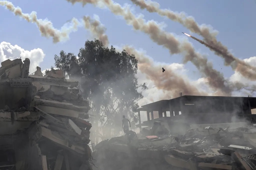 Foto: Israel Lancarkan Serangan Darat di Gaza Utara dan Selatan, Korban Sipil Terus Bertambah | Pifa Net