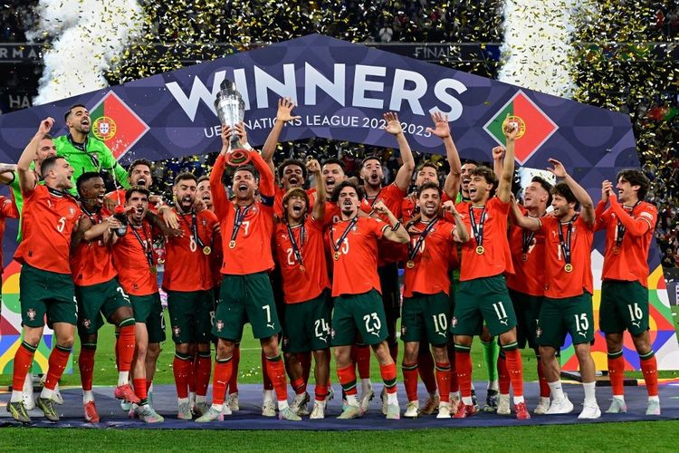 Foto:   Cristiano Ronaldo Antar Portugal Juara UEFA Nations League 2024/2025, Tambah Koleksi Trofi Jadi 34 | Pifa Net