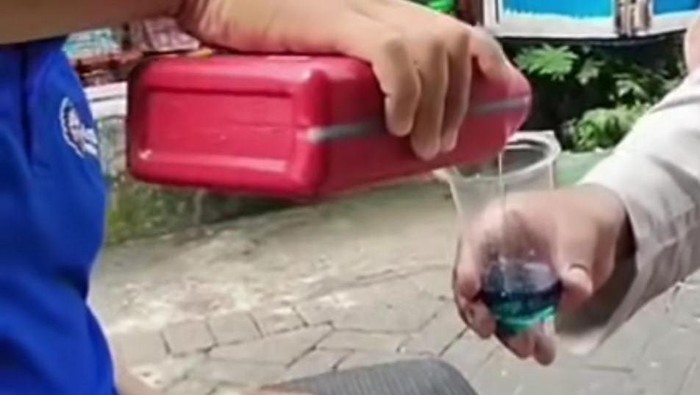 Foto: Viral Warga Minum Oli di Makassar, MUI Sulsel Tegaskan Hukumnya Haram | Pifa Net