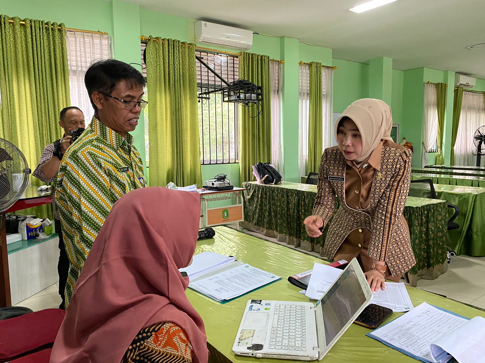 Foto:  Disdikbud Kalbar Pantau Langsung SPMB SMA di Pontianak, Tegaskan Tak Ada Jalur Titipan | Pifa Net