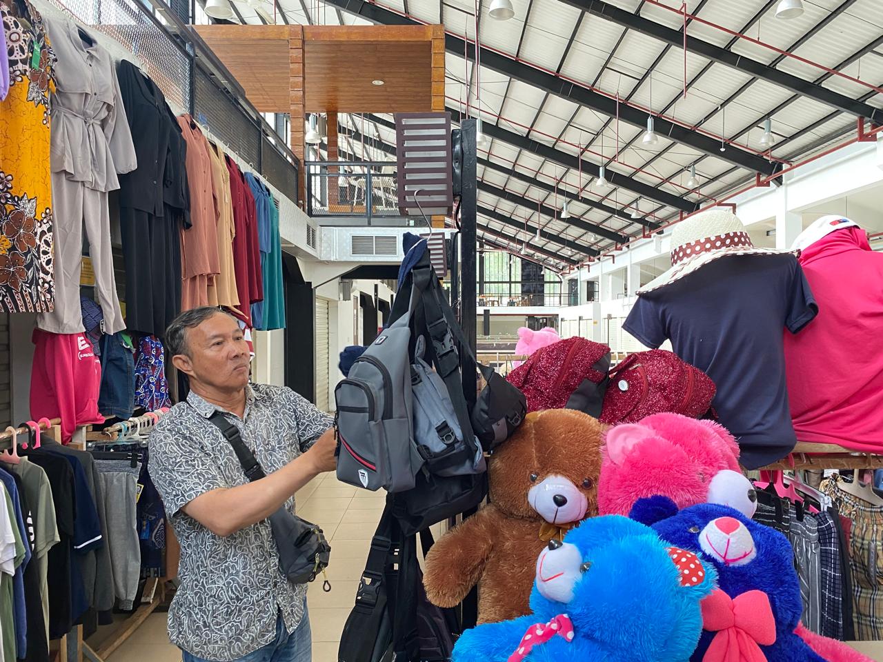Foto: Pedagang di Pasar PLBN Entikong Keluhkan Sepi Pengunjung, Seminggu Hanya Terjual 3 Pakaian | Pifa Net
