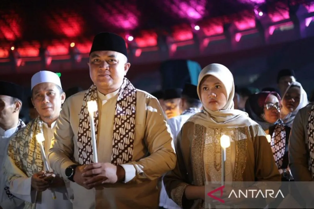 Bupati Bogor Rudy Susmanto memimpin pawai obor yang diikuti ribuan warga di Stadion Pakansari, Cibinong, Kabupaten Bogor, Jawa Barat, Jumat (20/3/2026). ANTARA/HO-Pemkab Bogor