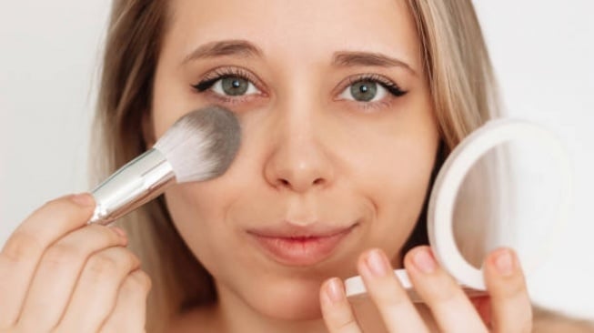 Foto: 10 Rekomendasi Bedak Harian Tahan Minyak untuk Ibu Rumah Tangga, Hasil Flawless dan Praktis Dipakai | Pifa Net