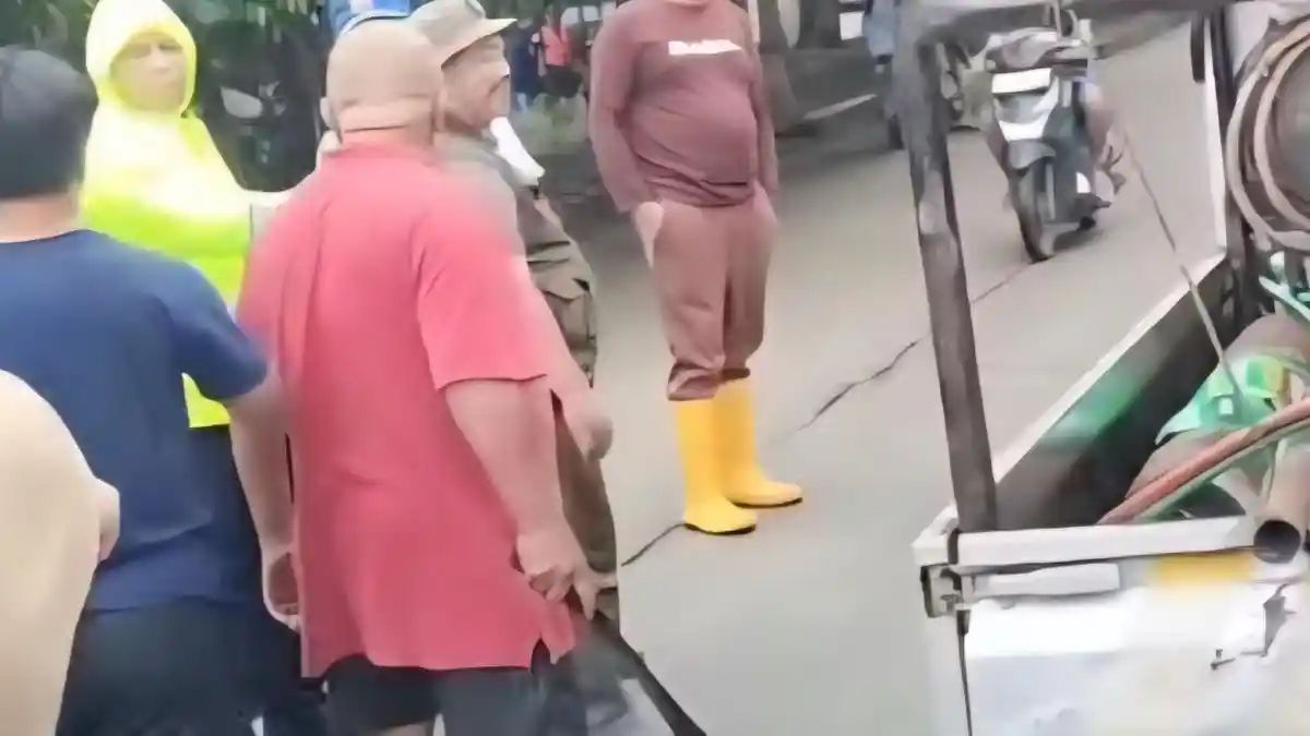 Foto: Pedagang Es Kelapa Ancam Wali Kota Bekasi dengan Golok Saat Penertiban PKL, Akhirnya Minta Maaf | Pifa Net