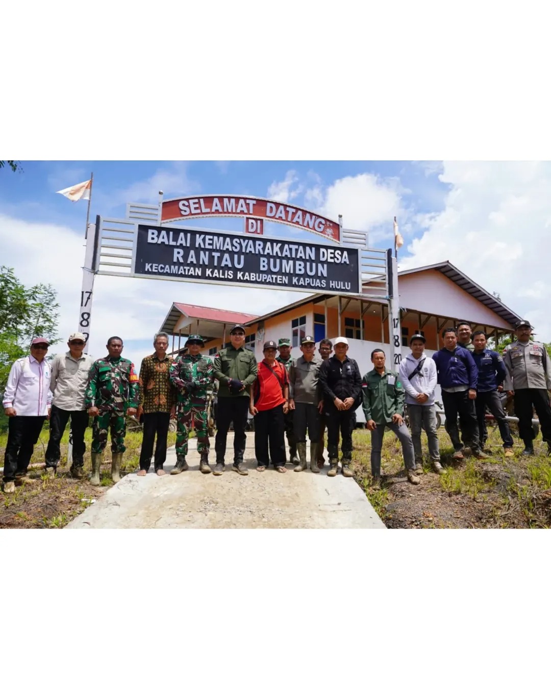 Foto: Bangun Jalan Desa, Bupati Sis dan Dandim Tinjau Lokasi Karya Bhakti TNI di Kalis | Pifa Net