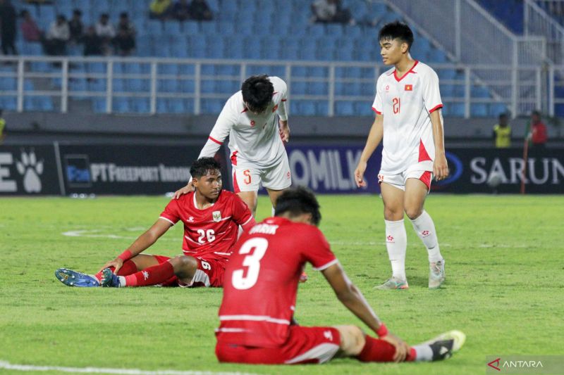 Pesepakbola Timnas Vietnam U-17 Tran Hoang Viet (kedua kiri) berusaha menghibur pemain Indonesia Zidane Raditya Chandra (kiri) setelah gagal lolos ke semifinal saat pertandingan terakhir Grup A Piala 