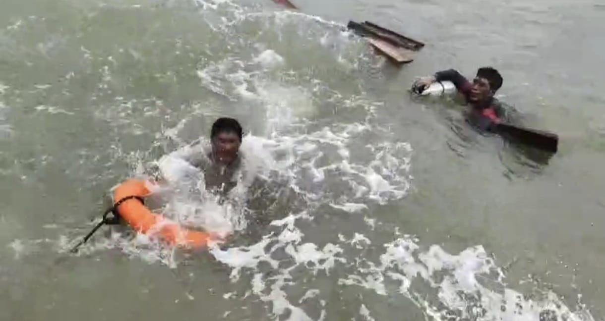 Foto: Bertahan di Laut dengan Papan Kayu, Dua Nelayan Hilang di Ketapang Ditemukan Selamat | Pifa Net