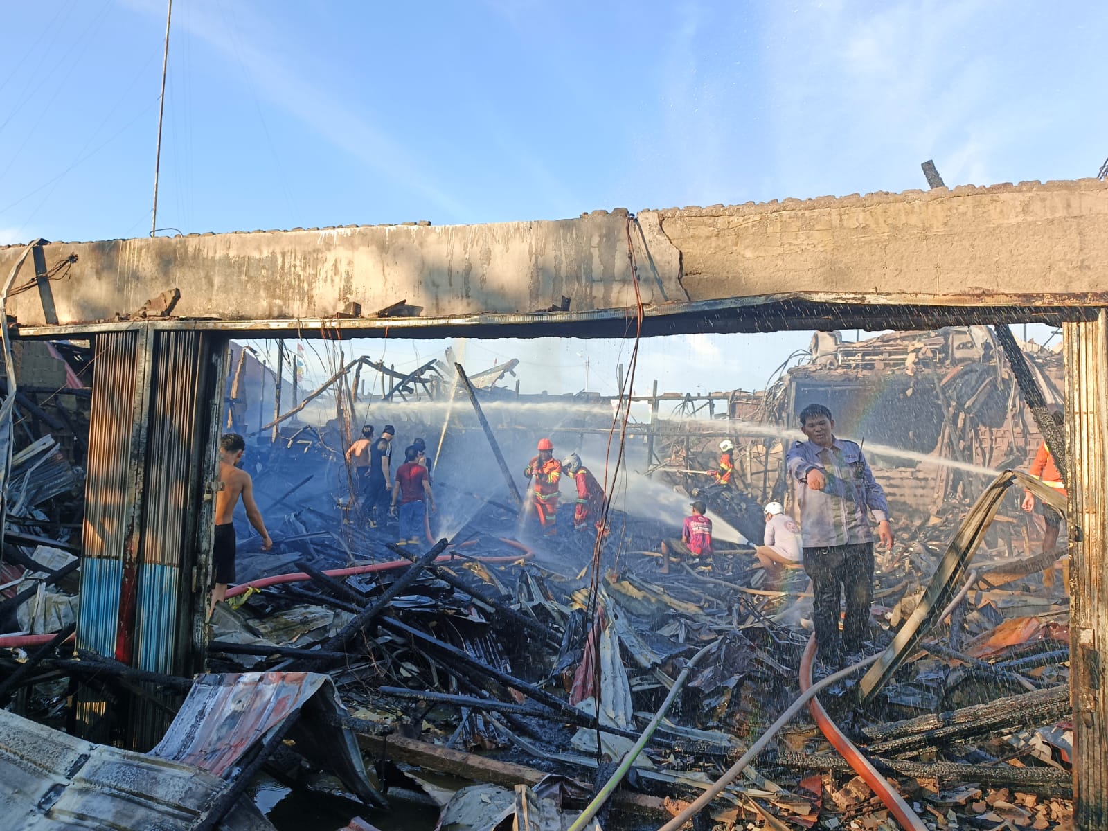 Foto: Toko Agen Sembako dan Material di Punggur Kapuas Ludes Terbakar, Diduga Akibat Korsleting Pom Mini | Pifa Net