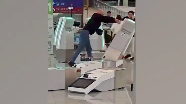 Foto: Turis Inggris Mengamuk di Bandara Hong Kong, Hancurkan Mesin Check-in dan Ditangkap Polisi | Pifa Net