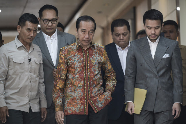 Foto: Serangan Balik Jokowi: Babak Baru Ijazah Palsu, Perseteruan Memasuki Jalur Hukum | Pifa Net