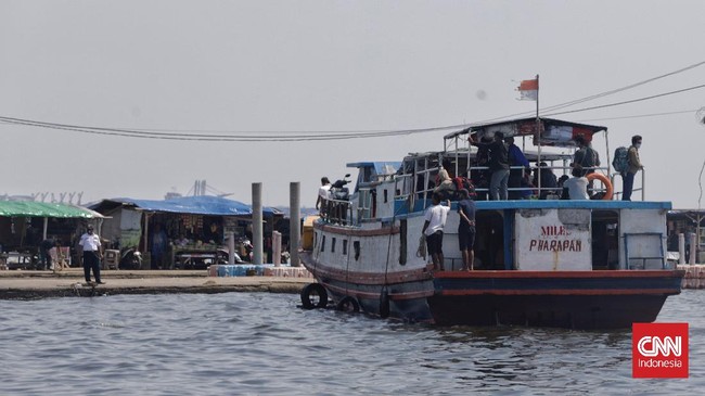 Foto: Cuaca Buruk dan Muatan Berlebih, Puluhan Penumpang Kapal Dievakuasi di Kepulauan Seribu | Pifa Net
