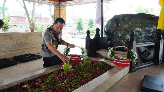 Foto: Jelang HUT Bhayangkara ke-80, Kapolri Ziarah ke Makam Gus Dur, Bung Karno, dan Soeharto | Pifa Net