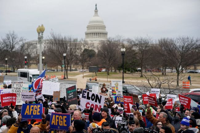 Foto: Ratusan Ribu Orang Gelar Unjuk Rasa Massal di AS dan Eropa Tolak Kebijakan Tarif Trump | Pifa Net