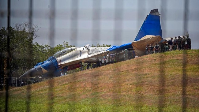 Foto: Pesawat Sukhoi Tergelincir di Lanud Sultan Hasanuddin, Penerbangan Tetap Berjalan | Pifa Net