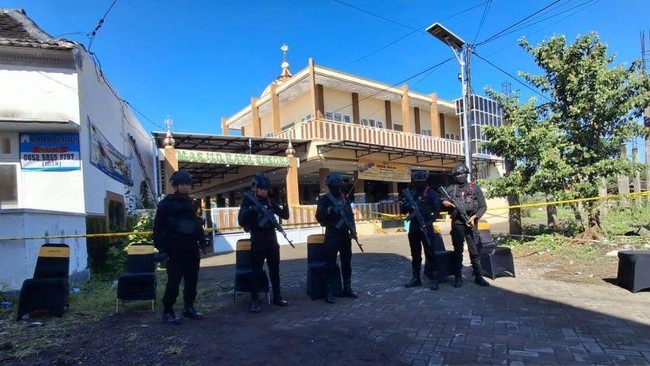 Foto: Ledakan di Masjid Jember, Tim Jibom dan Labfor Polda Jatim Olah TKP dengan Pengamanan Ketat | Pifa Net