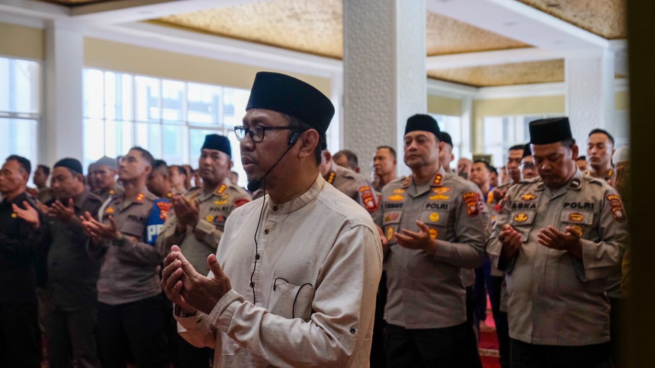 Foto: Polda Kalbar Gelar Salat Ghoib untuk 3 Polisi di Lampung yang Gugur Saat Gerebek Judi Sabung Ayam | Pifa Net