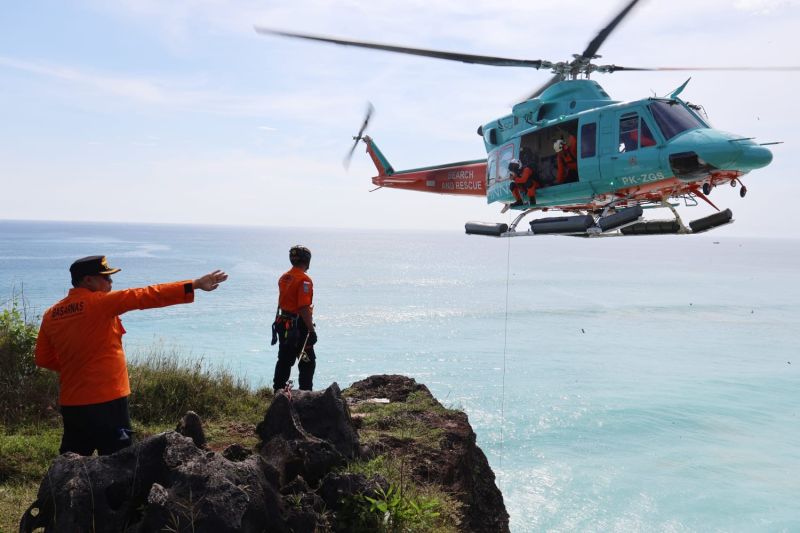 Foto: Dua WNA Rusia Terjebak di Tebing Pantai Cemongkak Dievakuasi Basarnas Bali dengan Helikopter | Pifa Net