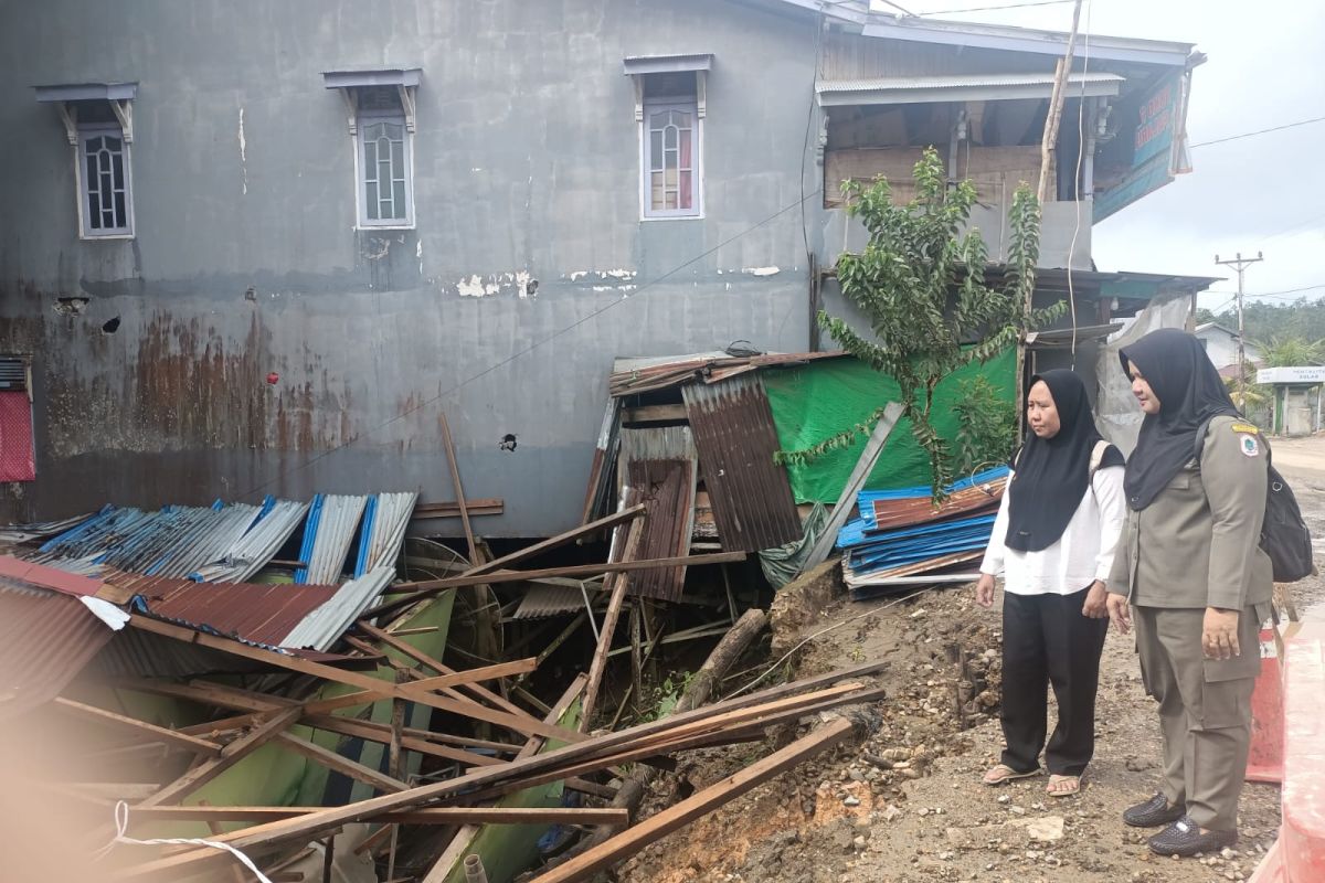 Foto: Bangunan BUMDes Nanga Semangut Ambruk Akibat Longsor di Kapuas Hulu | Pifa Net