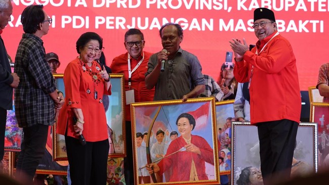 Foto: Dilukis jadi Srikandi Sedang Memanah, Megawati: Aku Harus Membidik Siapa? | Pifa Net