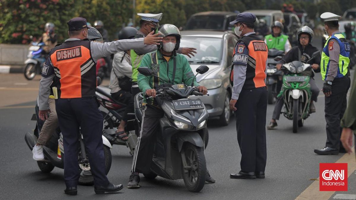Foto: Viral Denda Ban Gundul Rp250 Ribu, Korlantas Tegaskan Itu Hoaks dan Bukan Aturan Baru | Pifa Net