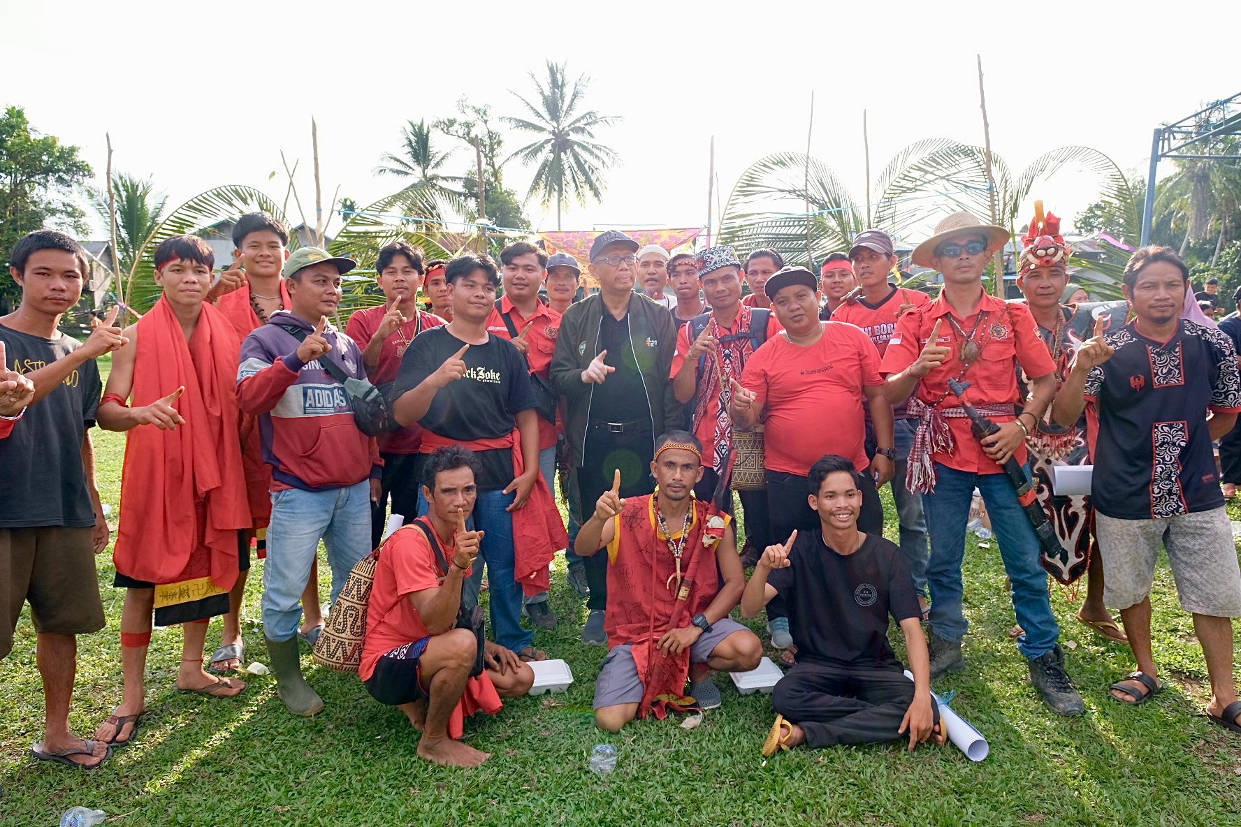 Foto: Datangi Menukung, Sutarmidji Siap Ubah Jalan Jadi Aspal jika Terpilih Kembali | Pifa Net
