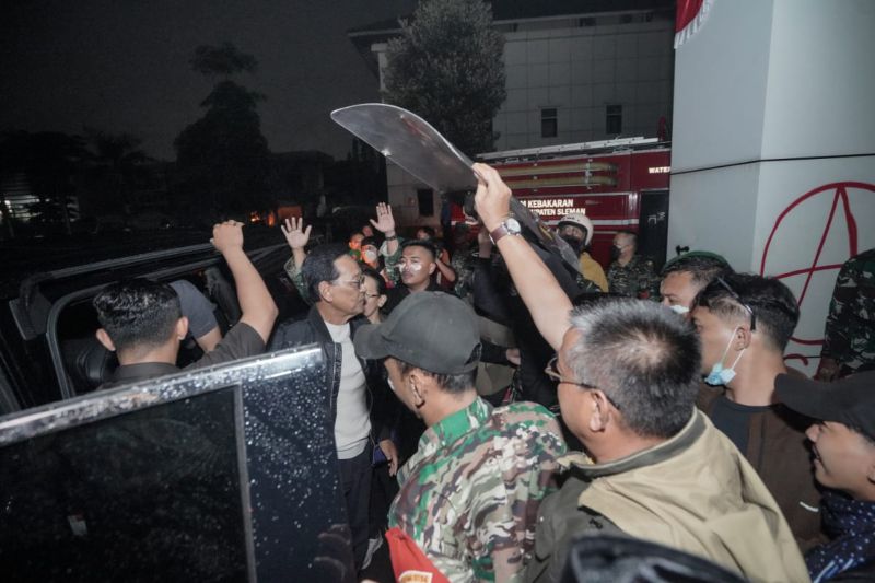 Foto: Sultan HB X Datangi Polda DIY di Tengah Aksi Demonstrasi Memanas | Pifa Net