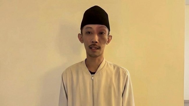 Foto: Anggota DPRD Jember Minta Maaf Usai Viral Main Game dan Merokok Saat Rapat | Pifa Net
