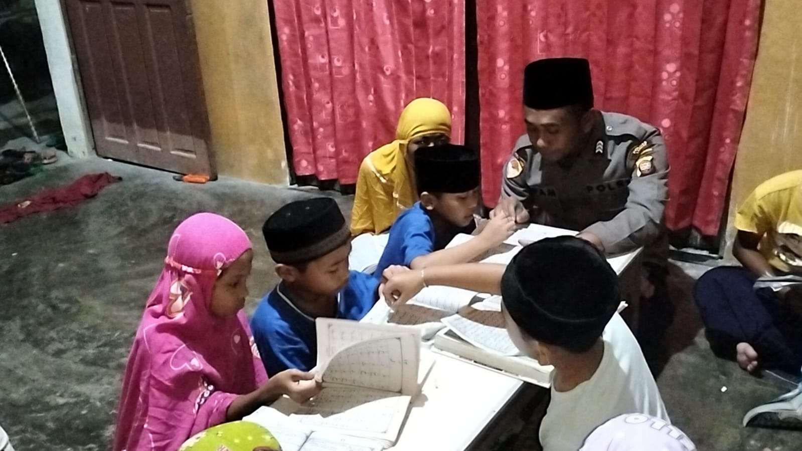 Foto: Cerita Brigpol Niam, Sosok Polisi yang Mengajar Ngaji Anak-anak di Ngabang | Pifa Net