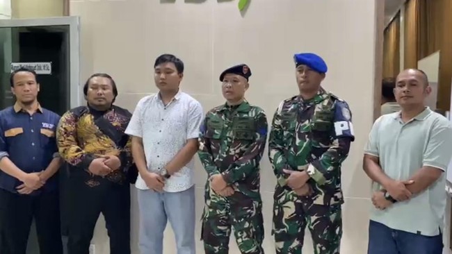 Foto: Anggota TNI AL Gebrak Ambulans di Surabaya, Minta Maaf Usai Viral | Pifa Net