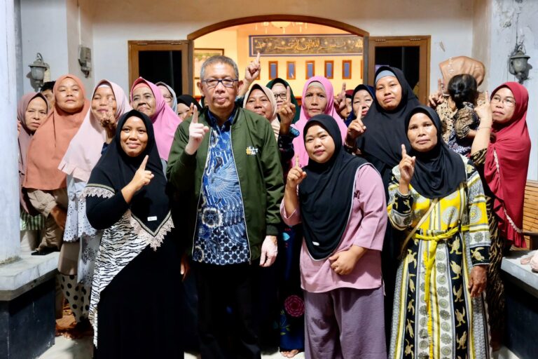 Foto: Sutarmidji Kampanye Dialogis di Menukung, Warga Kenang Janji yang Sudah Ditepati | Pifa Net
