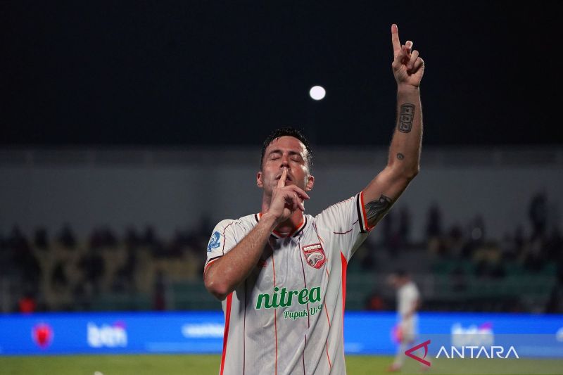 Pesepak bola Borneo FC Samarinda Obi berselebrasi seusai mencetak gol ke gawang PSM Makassar pada pertandingan BRI Super League 2025/2026 di Stadion BJ Habibie, Parepare, Sulawesi Selatan, Sabtu (18/4