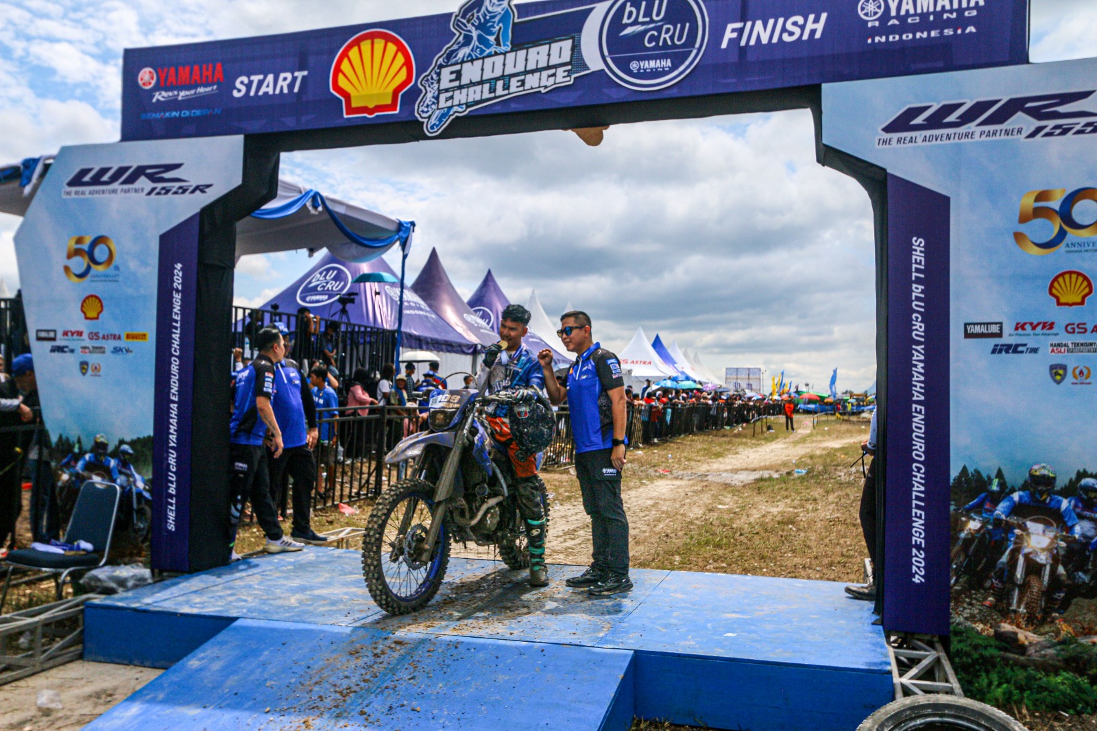 Foto: Gebyar Shell bLU cRU Yamaha Enduro Challenge di Sintang, Catat Jumlah Pengunjung Terbanyak Sampai Puluhan Ribu  | Pifa Net