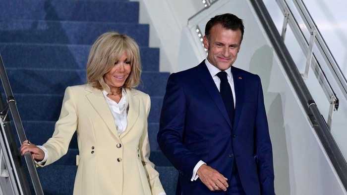 Foto: Macron Tanggapi Video Viral Ditoyor Istri: Itu Hanya Bercanda | Pifa Net