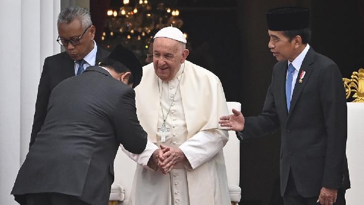 Foto: Jokowi Perkenalkan Presiden Terpilih Prabowo Subianto kepada Paus Fransiskus di Istana Merdeka | Pifa Net