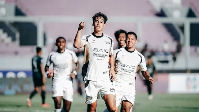 Foto: Rafael Struick Cetak Gol Spektakuler, Dewa United Tumbangkan Persik | Pifa Net