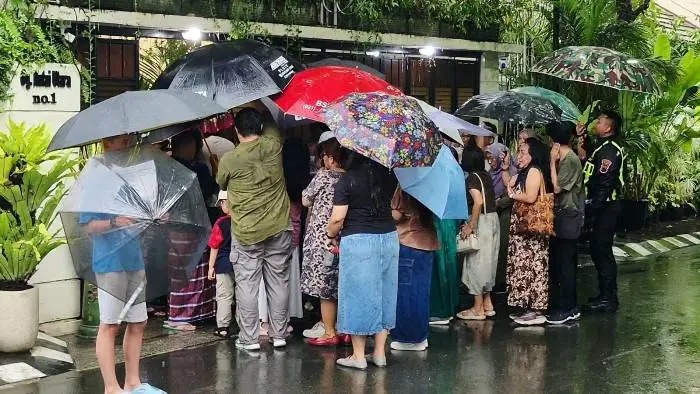 Foto: Viral 'Tembok Ratapan Solo', Ajudan Imbau Masyarakat Tidak 'Meratap' di Gerbang Rumah Jokowi | Pifa Net