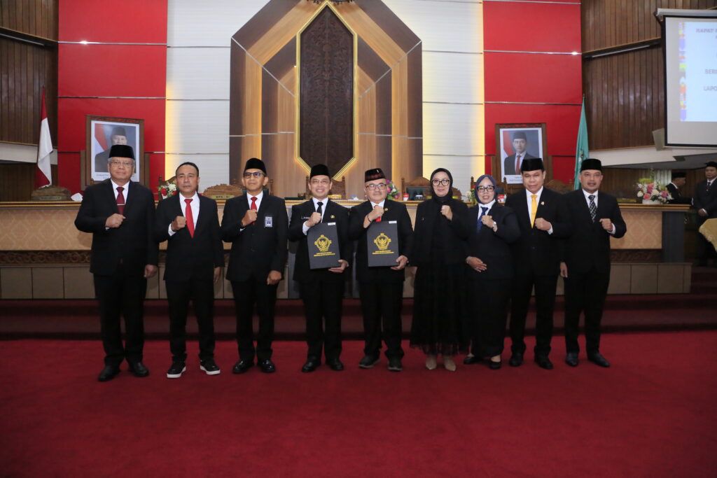Foto: BPK Kalbar Serahkan LHP dan IHPD TA 2024, Pemprov Kalbar Raih Opini WTP Keenam Berturut-turut | Pifa Net