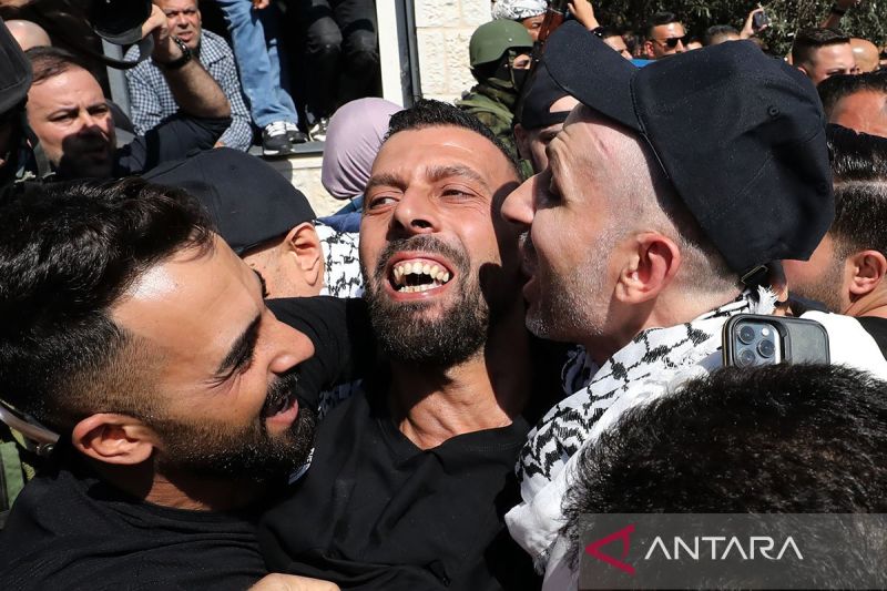 Arsip foto - Warga menyambut seorang tahanan Palestina yang dibebaskan oleh Israel, di Kota Ramallah, Tepi Barat, Senin (13/10/2025). ANTARA/Xinhua/Nidal Eshtayeh/aa.