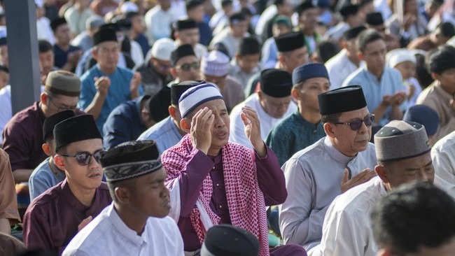 Foto: Sejumlah Umat Muslim di Indonesia Lebaran Lebih Awal, Ini Daftar Daerahnya | Pifa Net