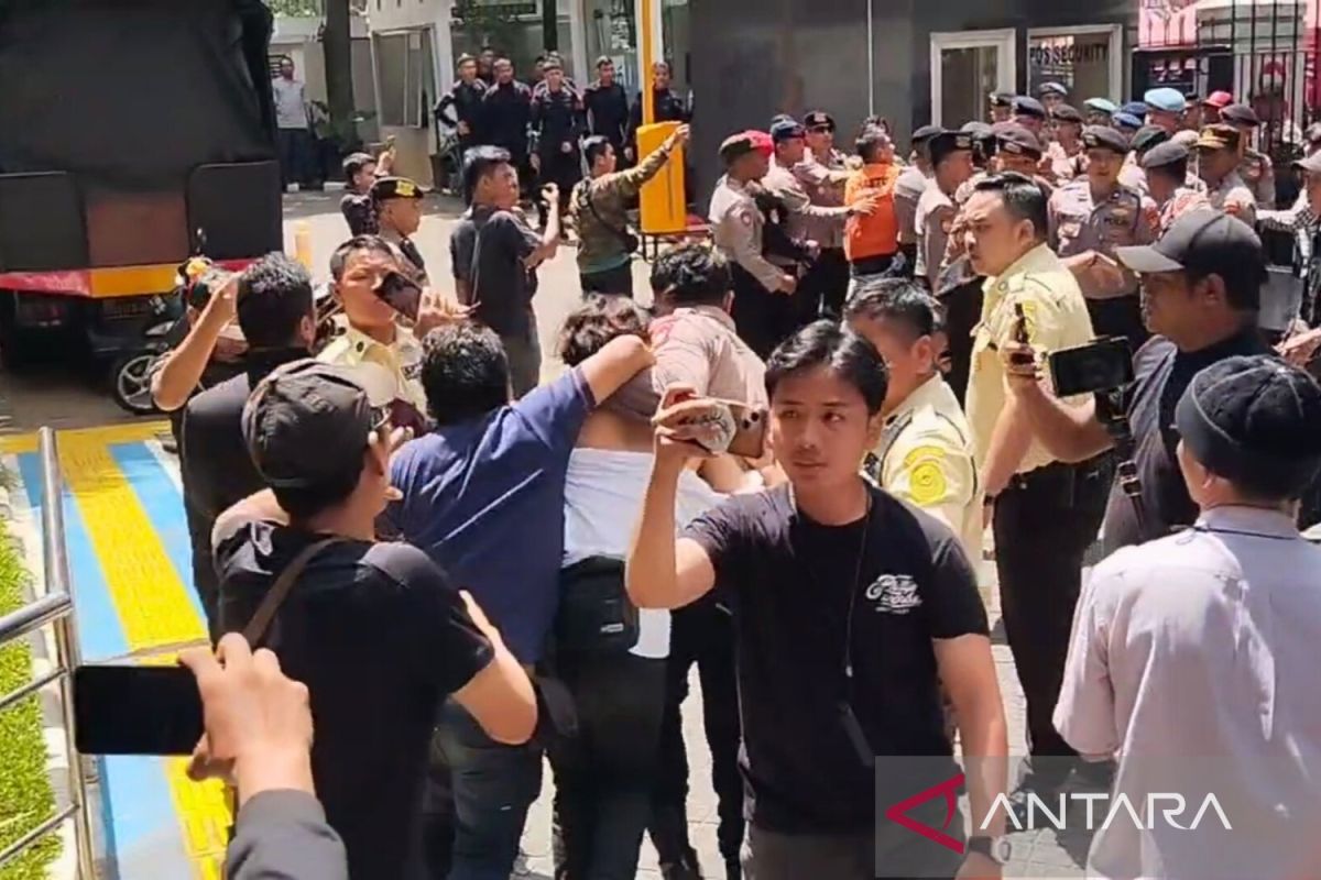 Foto: Sidang Kasus Hasto Kristiyanto Kembali Diwarnai Kericuhan | Pifa Net